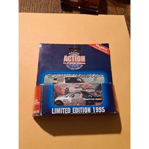 Vintage 1995 Racing Action Platinum #17 Darrell Waltrip NASCAR Die-Cast Race Car